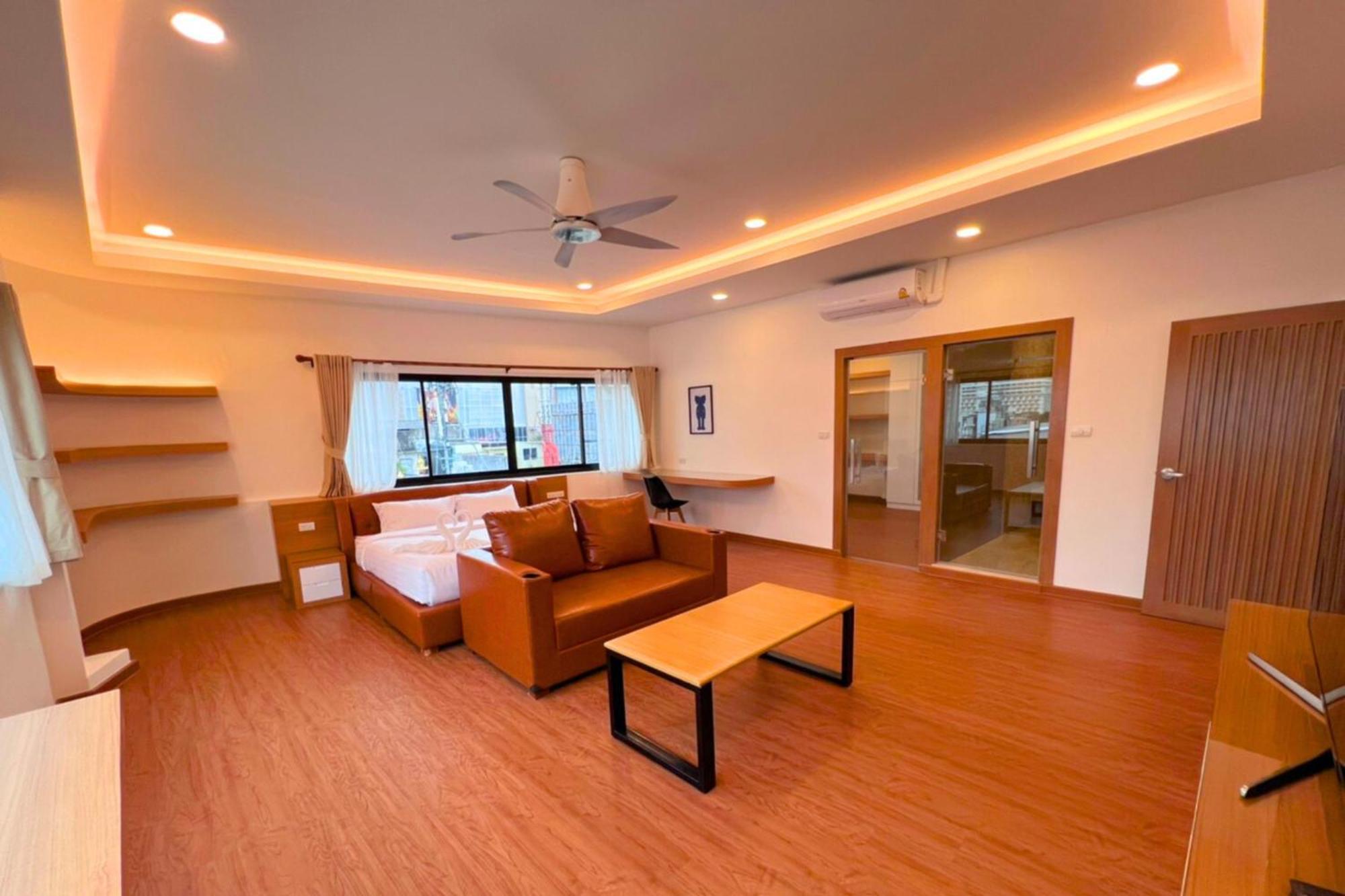 The Lodge Pattaya Exterior photo