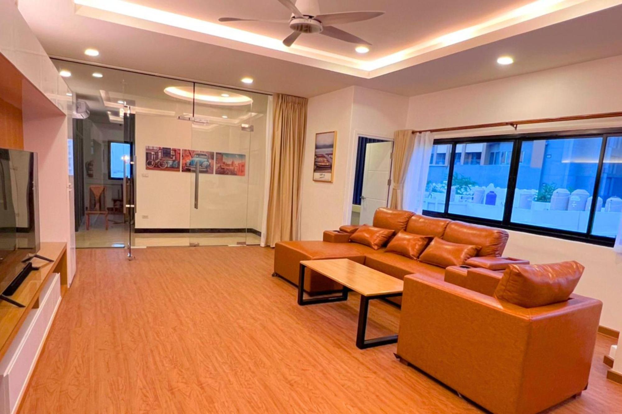 The Lodge Pattaya Exterior photo