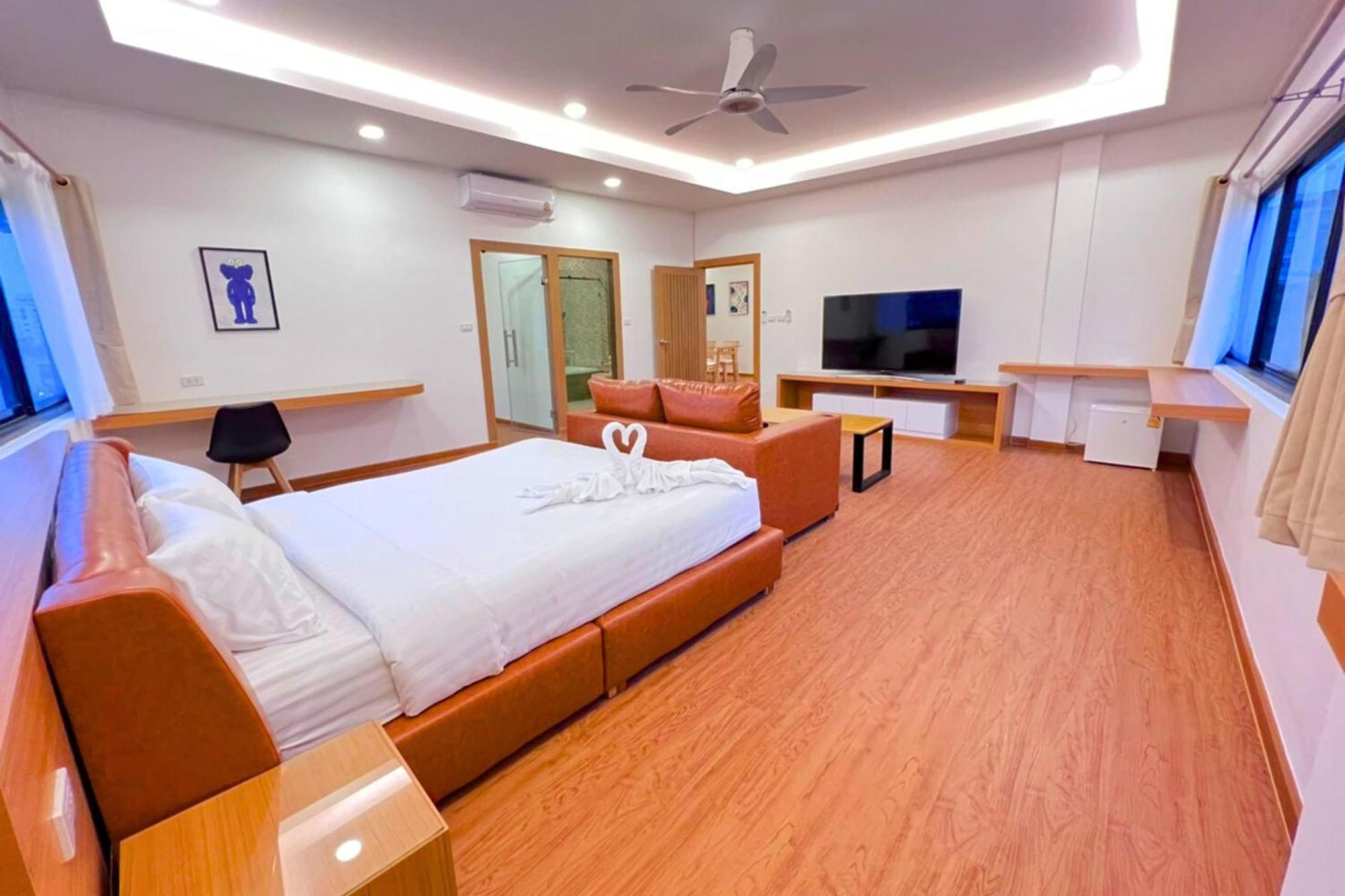 The Lodge Pattaya Exterior photo